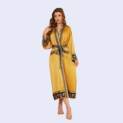 Mannequin de face portant un peignoir oriental avec motifs dorés en satin couleur jaune