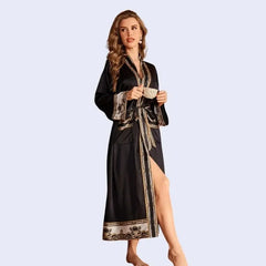 Mannequin de face portant un peignoir oriental avec motifs dorés en satin couleur noire