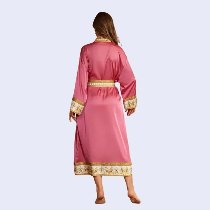 Mannequin de dos portant un peignoir oriental avec motifs dorés en satin couleur rose