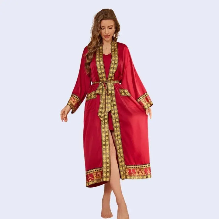 Mannequin portant un peignoir oriental avec motifs dorés en satin couleur rouge