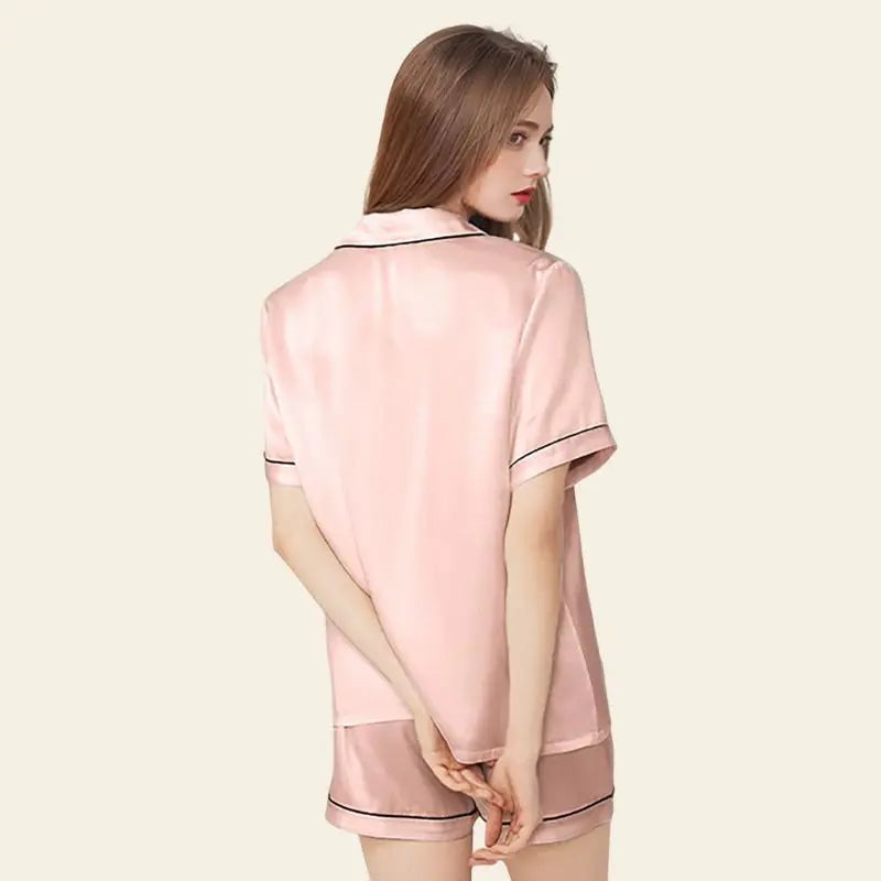 Mannequin de dos portant un pyjama 2 pièces manches courtes en soie de mûrier naturelle rose
