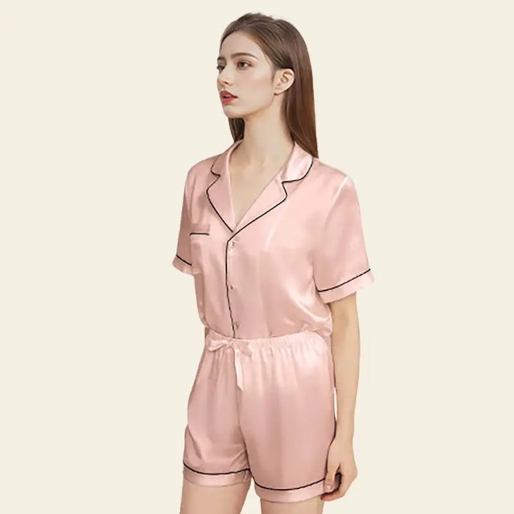 Mannequin de profil portant un pyjama 2 pièces manches courtes en soie de mûrier naturelle rose