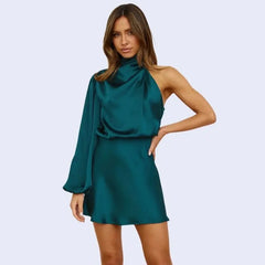 Mannequin portant une robe courte asymétrique col montant en satin couleur bleu canard