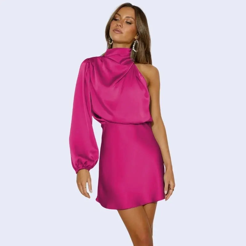 Mannequin portant une robe courte asymétrique col montant en satin couleur rose fushia