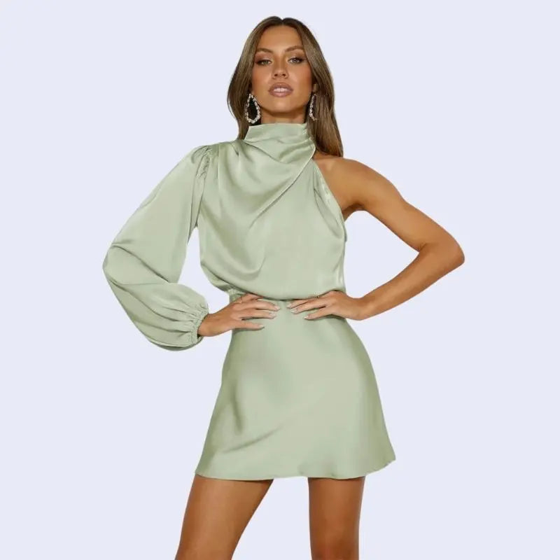 Mannequin portant une robe courte asymétrique col montant en satin couleur vert celadon