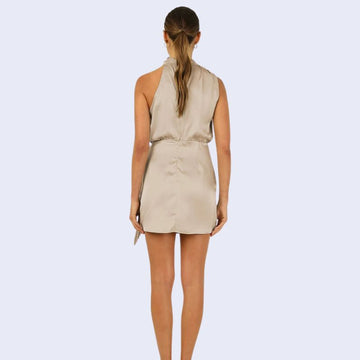 Mannequin de dos portant une robe courte sans manches col montant en satin couleur beige