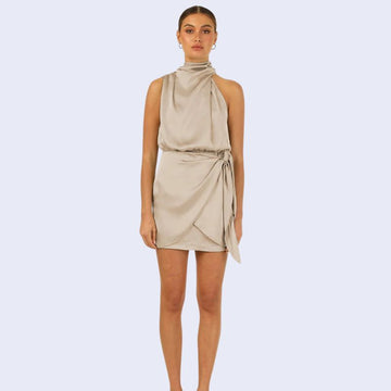 Mannequin de face portant une robe courte sans manches col montant en satin couleur beige
