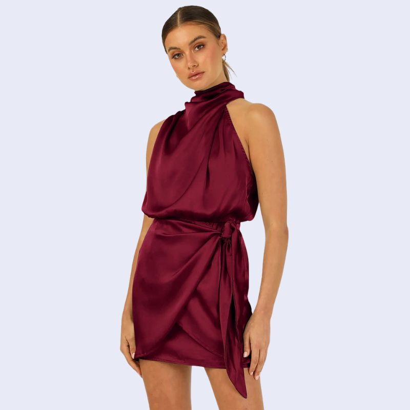 Mannequin de face portant une robe courte sans manches col montant en satin couleur bordeaux