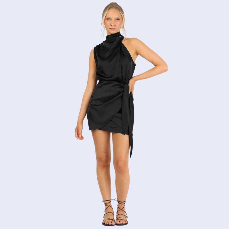 Mannequin de face portant une robe courte sans manches col montant en satin couleur noire