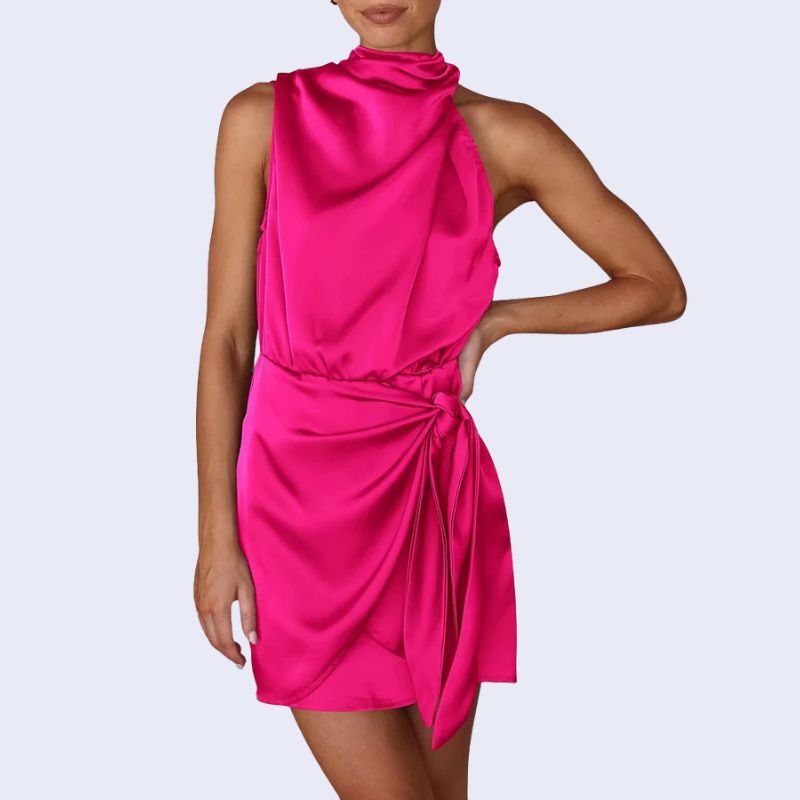 Mannequin de face portant une robe courte sans manches col montant en satin couleur rose fushia