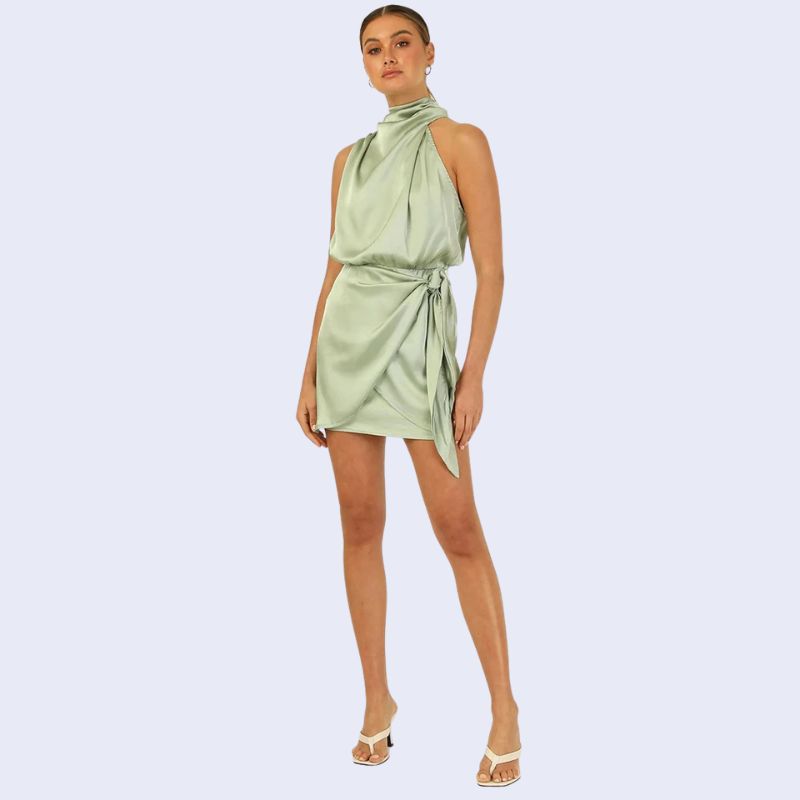 Mannequin de face portant une robe courte sans manches col montant en satin couleur vert celadon