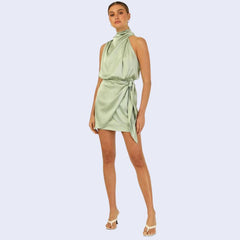 Mannequin de face portant une robe courte sans manches col montant en satin couleur vert celadon