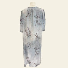 Dos d'une robe élégante mi-longue florale pure soie couleur brume