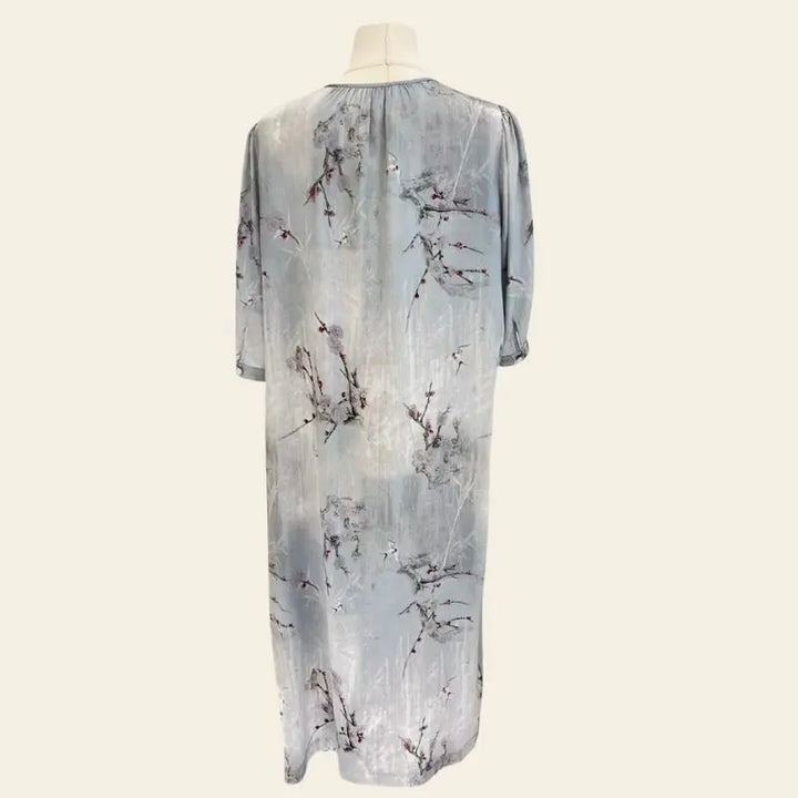 Dos d'une robe élégante mi-longue florale pure soie couleur brume