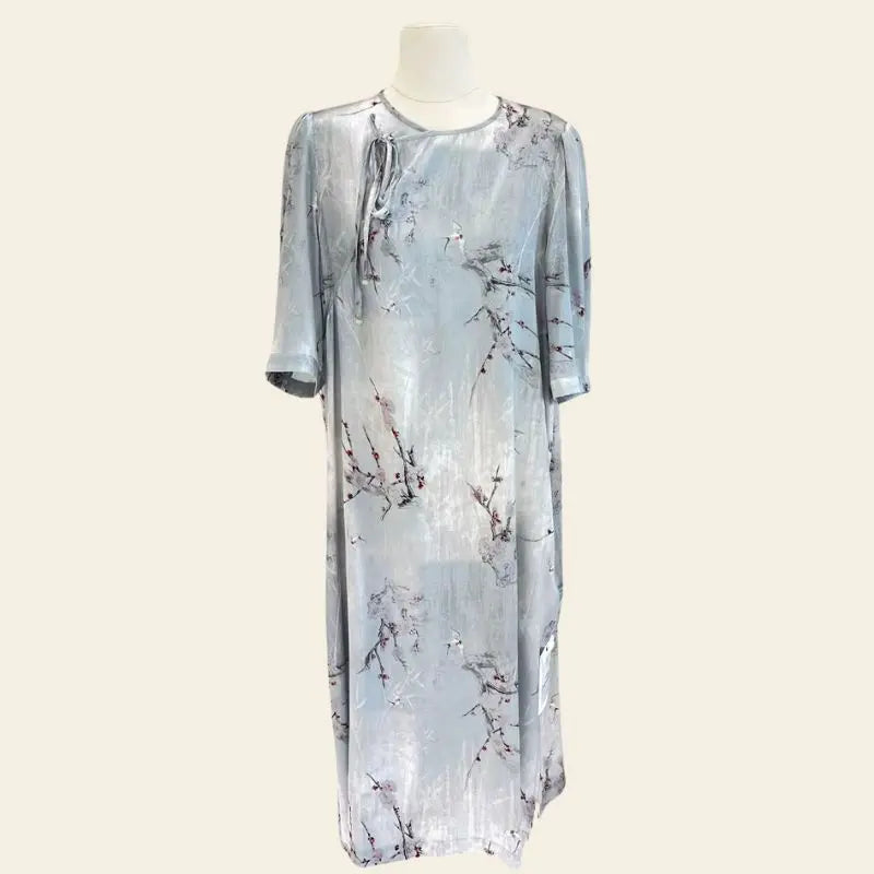 Robe élégante mi-longue florale pure soie couleur brume
