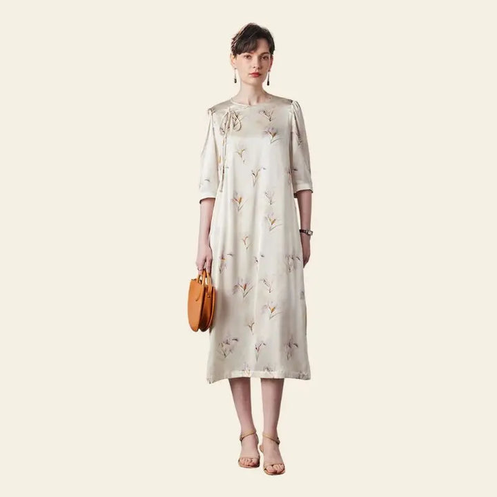 Mannequin de face portant une robe élégante mi-longue florale pure soie couleur champagne