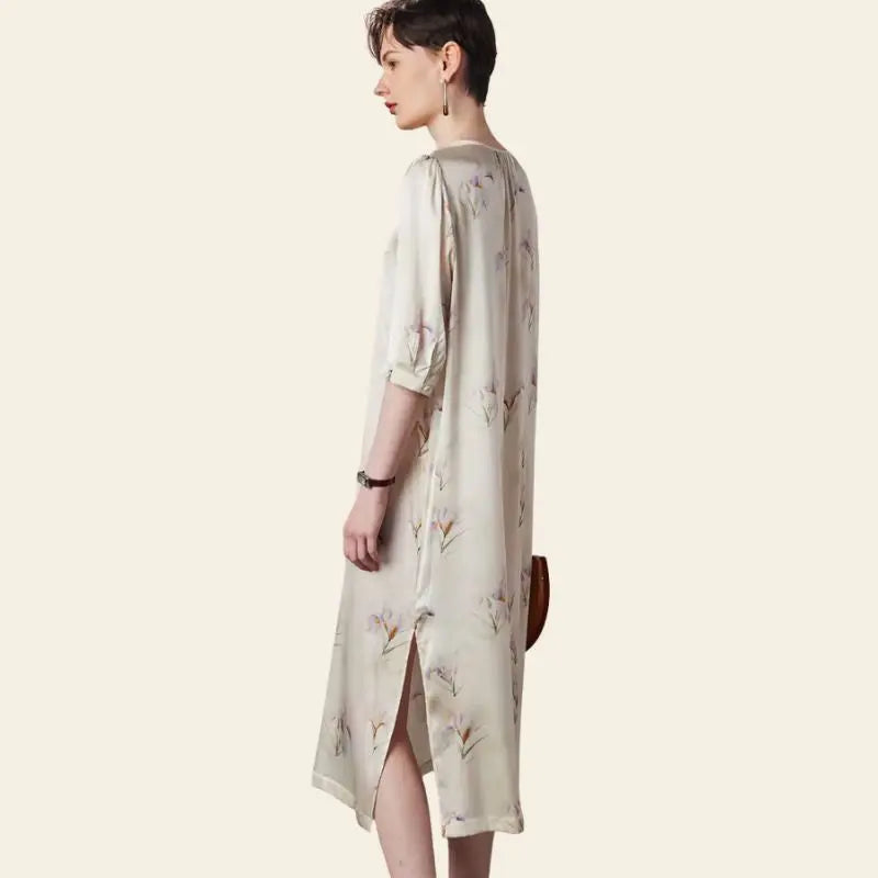 Mannequin de profil portant une robe élégante mi-longue florale pure soie couleur champagne