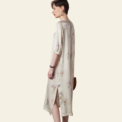Mannequin de profil portant une robe élégante mi-longue florale pure soie couleur champagne