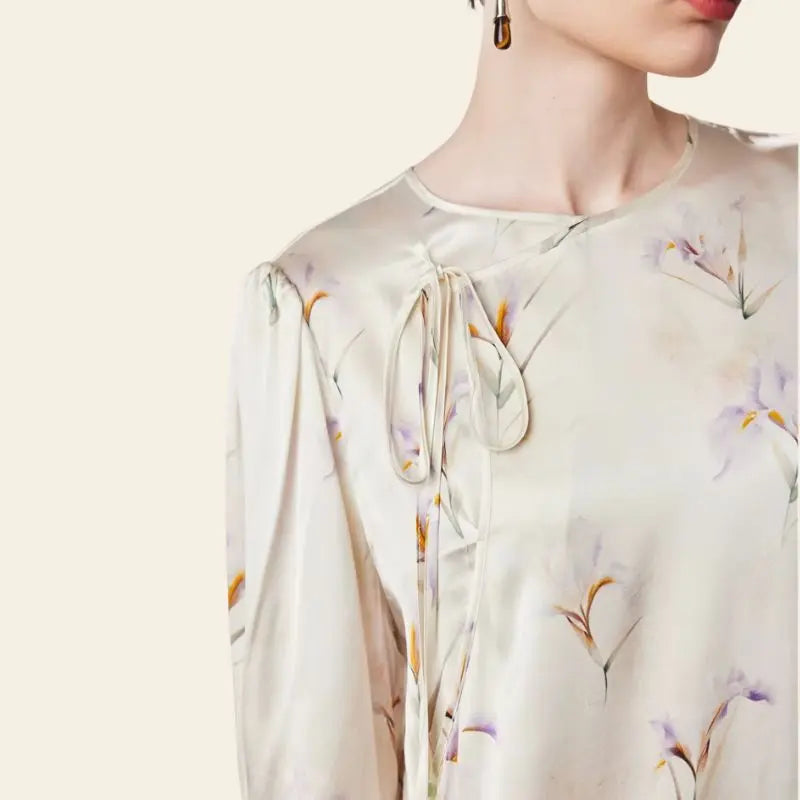 Zoom sur une robe élégante mi-longue florale pure soie couleur champagne