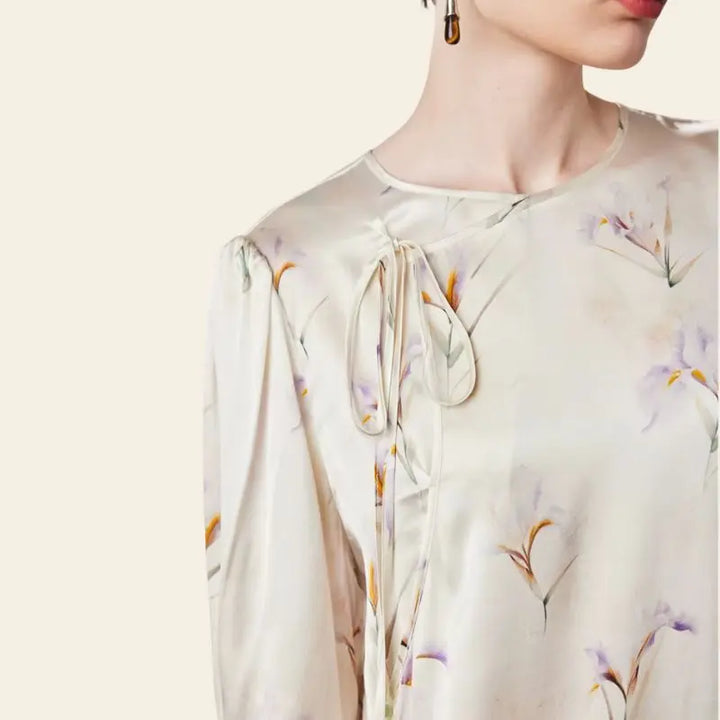 Zoom sur une robe élégante mi-longue florale pure soie couleur champagne