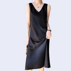Robe élégante unie sans manches en satin noir