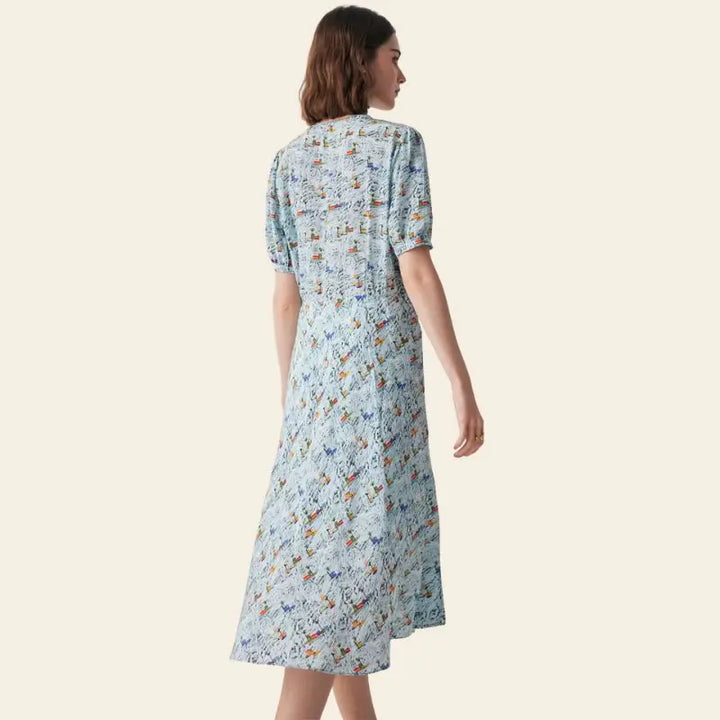 Mannequin de dos portant une robe d'été bleu clair motifs abstraits en soie