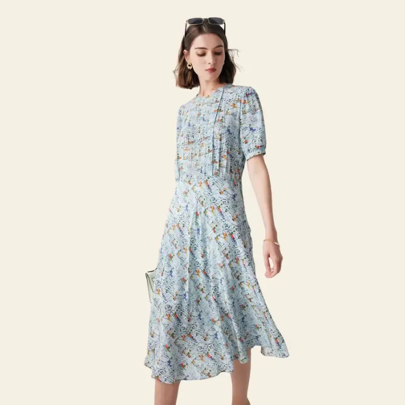 Mannequin en mouvement portant une robe d'été bleu clair motifs abstraits en soie