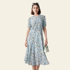 Mannequin portant une robe d'été bleu clair motifs abstraits en soie