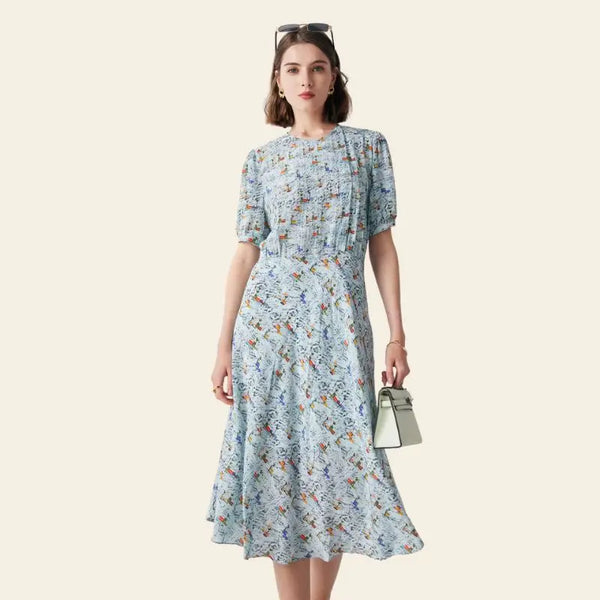 Mannequin portant une robe d'été bleu clair motifs abstraits en soie