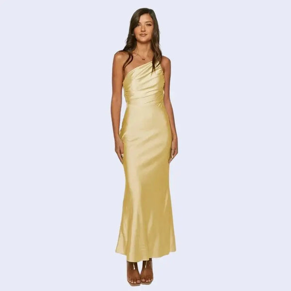 Femme de face portant une robe longue asymétrique en satin jaune