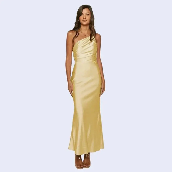 Femme de face portant une robe longue asymétrique en satin jaune