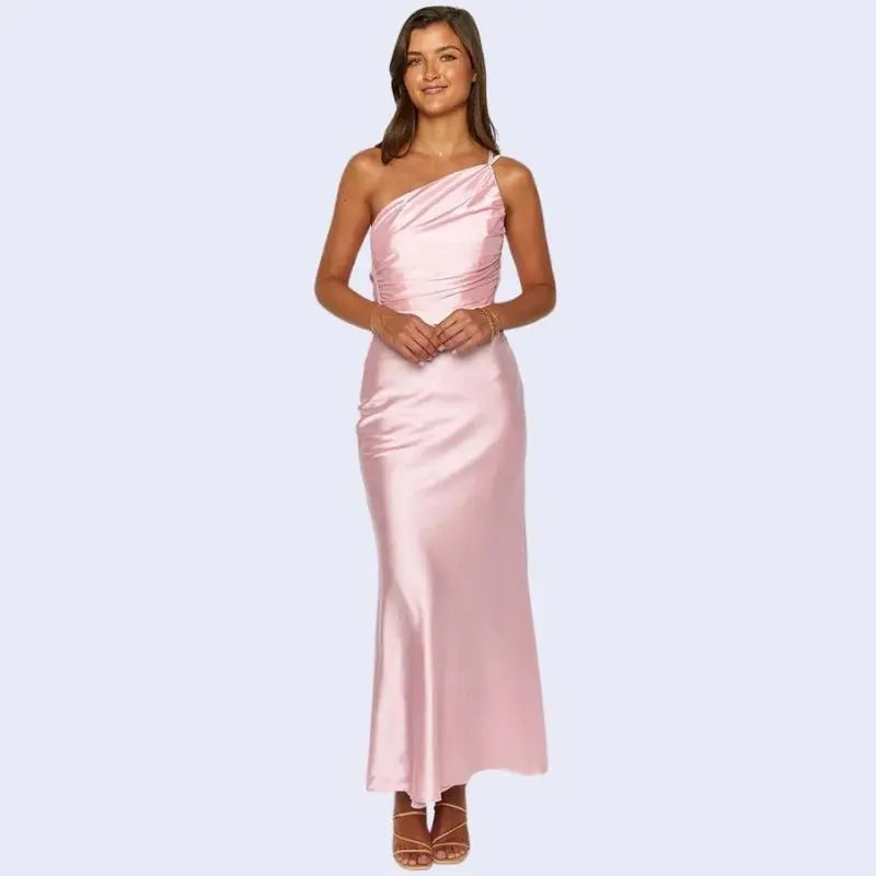 Femme de face portant une robe longue asymétrique en satin rose