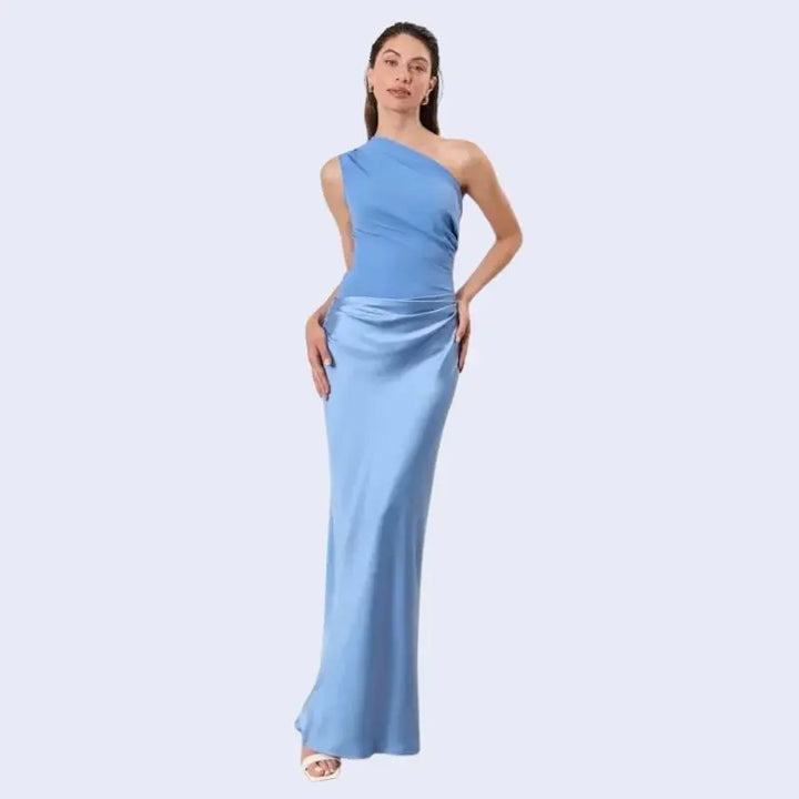 Femme de face portant une robe longue asymétrique en satin couleur bleu ciel