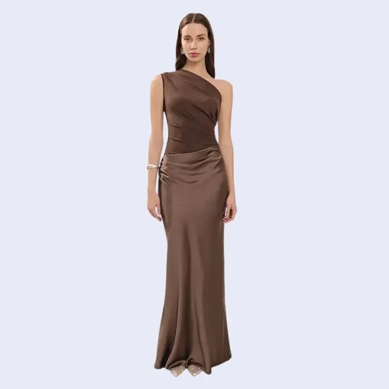Femme de face portant une robe longue asymétrique en satin couleur chocolat