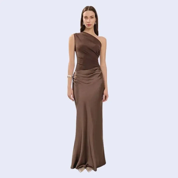 Femme de face portant une robe longue asymétrique en satin couleur chocolat