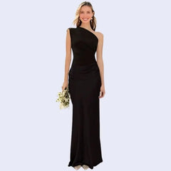 Femme de face portant une robe longue asymétrique en satin couleur noire