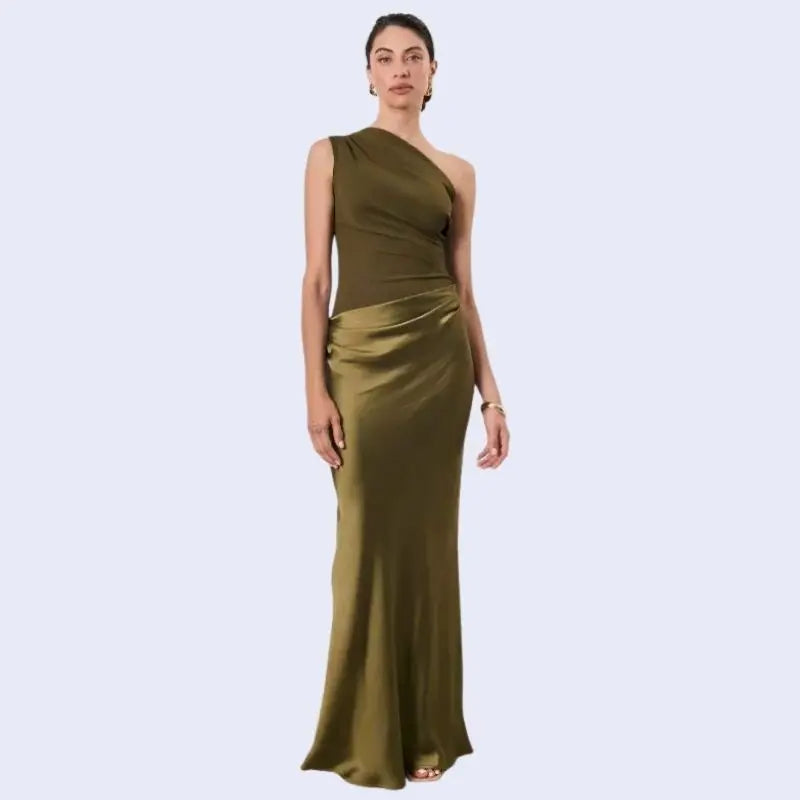 Femme de face portant une robe longue asymétrique en satin couleur vert olive