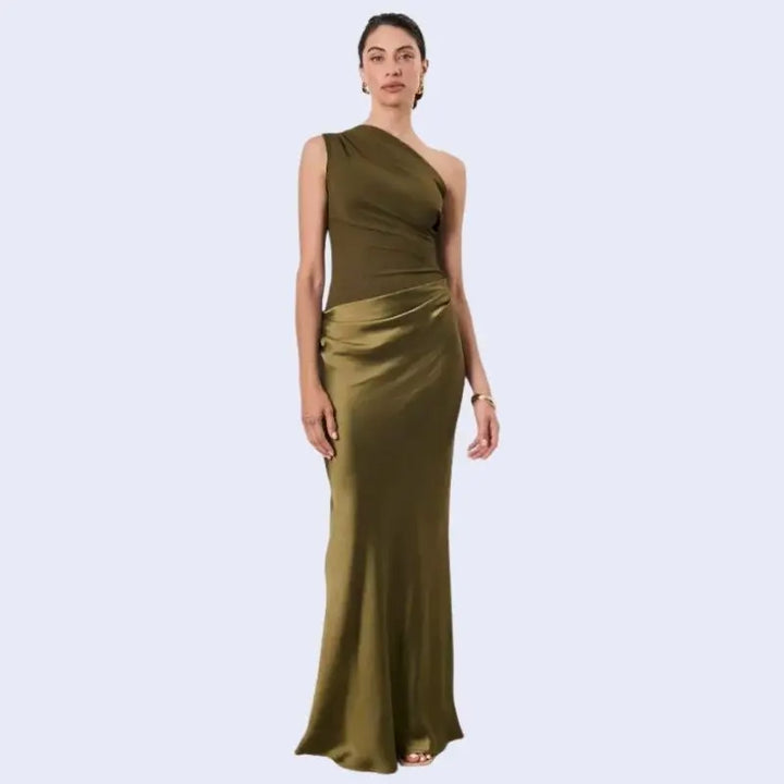 Femme de face portant une robe longue asymétrique en satin couleur vert olive