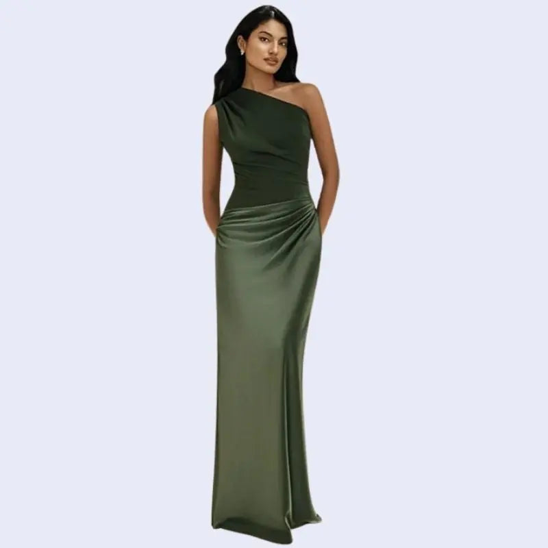 Femme de face portant une robe longue asymétrique en satin couleur verte