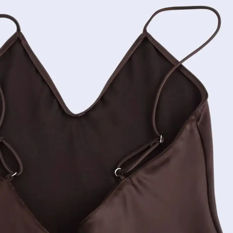 Dos d'une robe longue à bretelles fines en satin de polyester