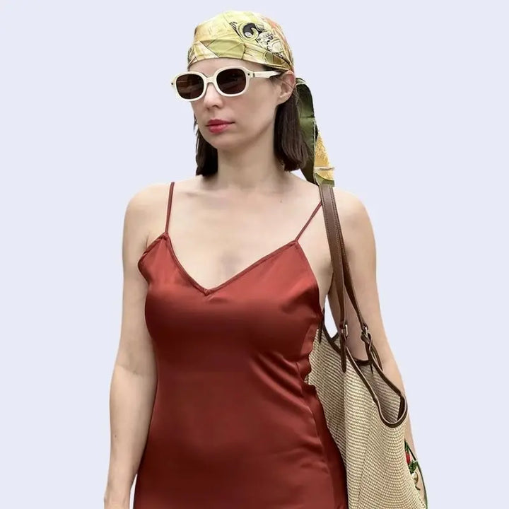 Haut d'une robe longue à bretelles fines en satin de polyester couleur corail