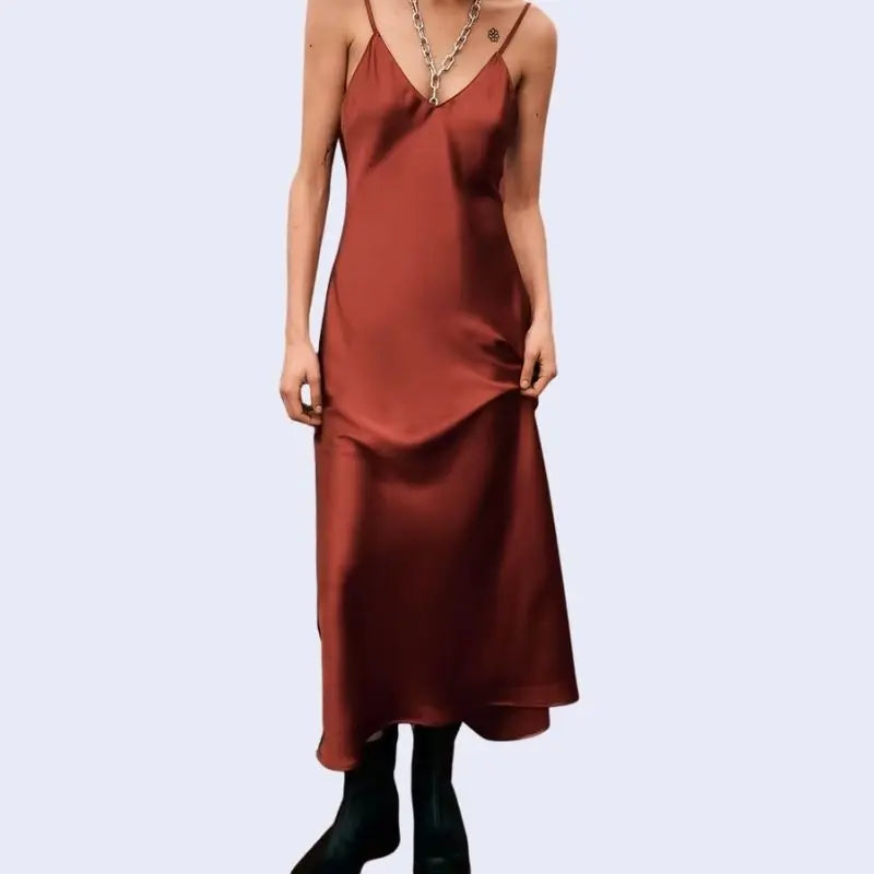 Mannequin portant une robe longue à bretelles fines en satin de polyester couleur corail