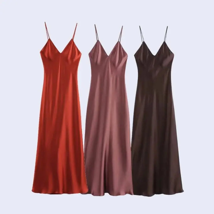 Différents modèles de robes longues à bretelles fines en satin de polyester