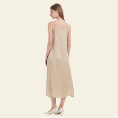 Mannequin de dos portant une robe longue décontractée brillante pure soie couleur champagne