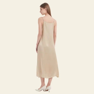 Mannequin de dos portant une robe longue décontractée brillante pure soie couleur champagne