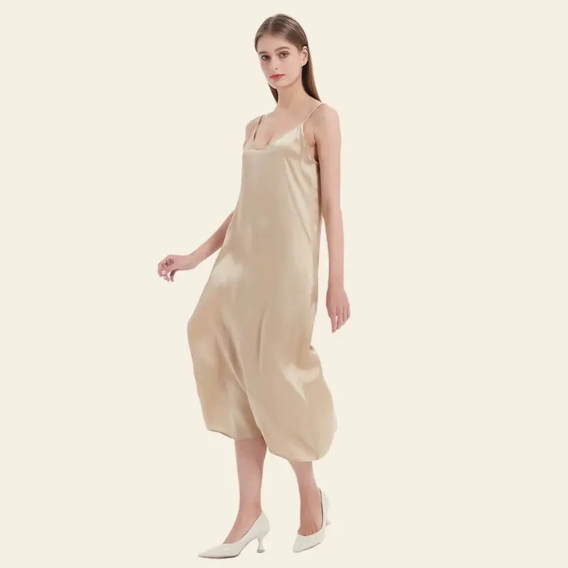 Mannequin en mouvement portant une robe longue décontractée brillante pure soie couleur champagne