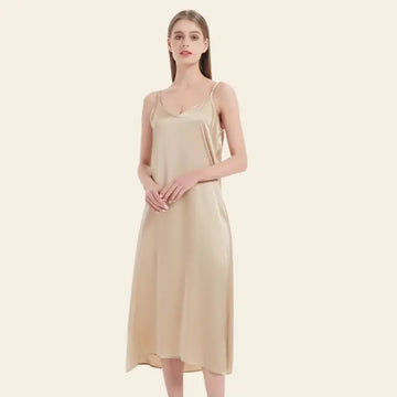 Mannequin portant une robe longue décontractée brillante pure soie couleur champagne