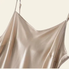 Zoom sur une robe longue décontractée brillante pure soie couleur champagne