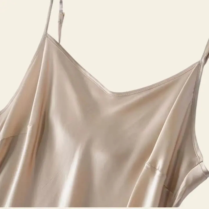 Zoom sur une robe longue décontractée brillante pure soie couleur champagne