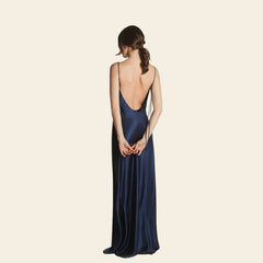 Mannequin de dos portant la robe longue dos nu bretelles fines en soie bleu nuit
